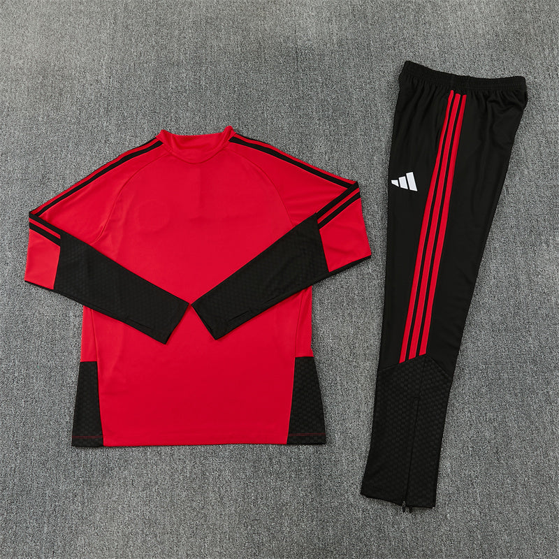 26 27   Manchester United Tracksuit