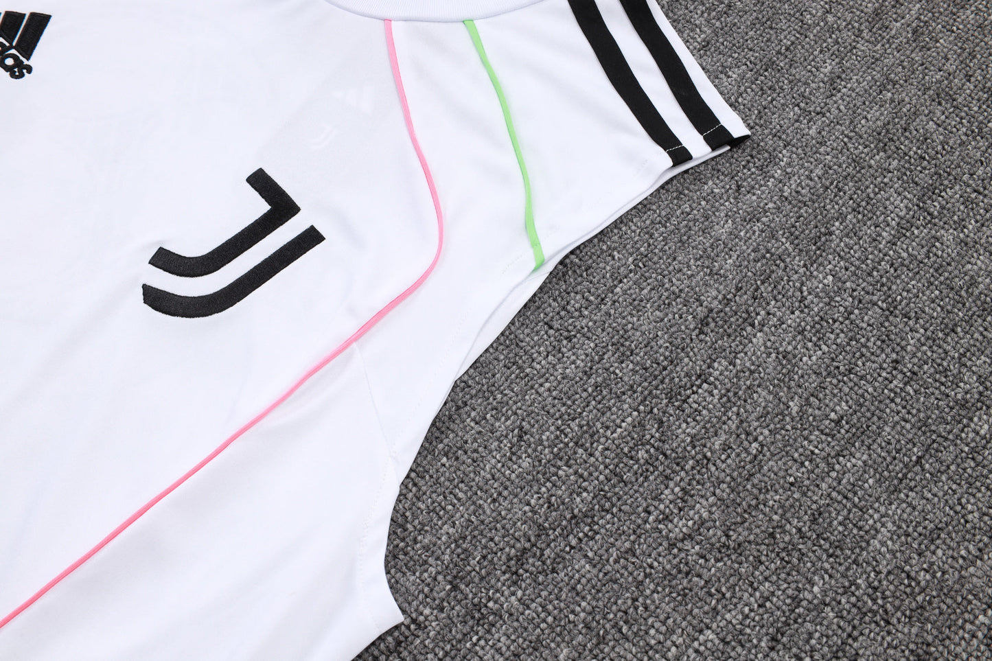 Juventus Sleeveless Training Kit - Retro Home