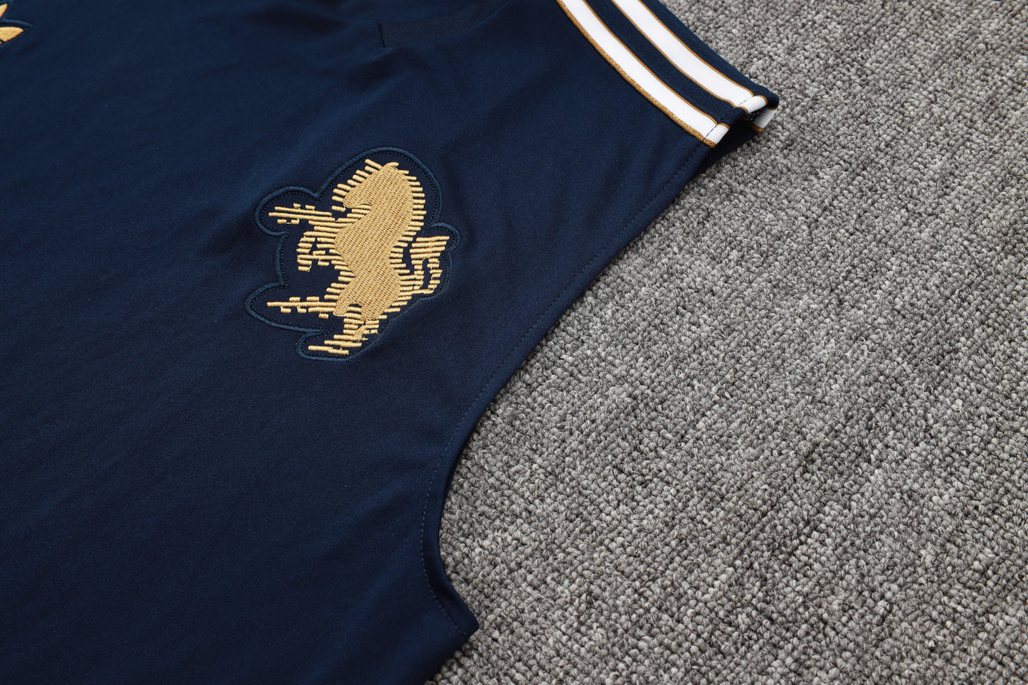 Juventus Sleeveless Training Kit - Retro Third