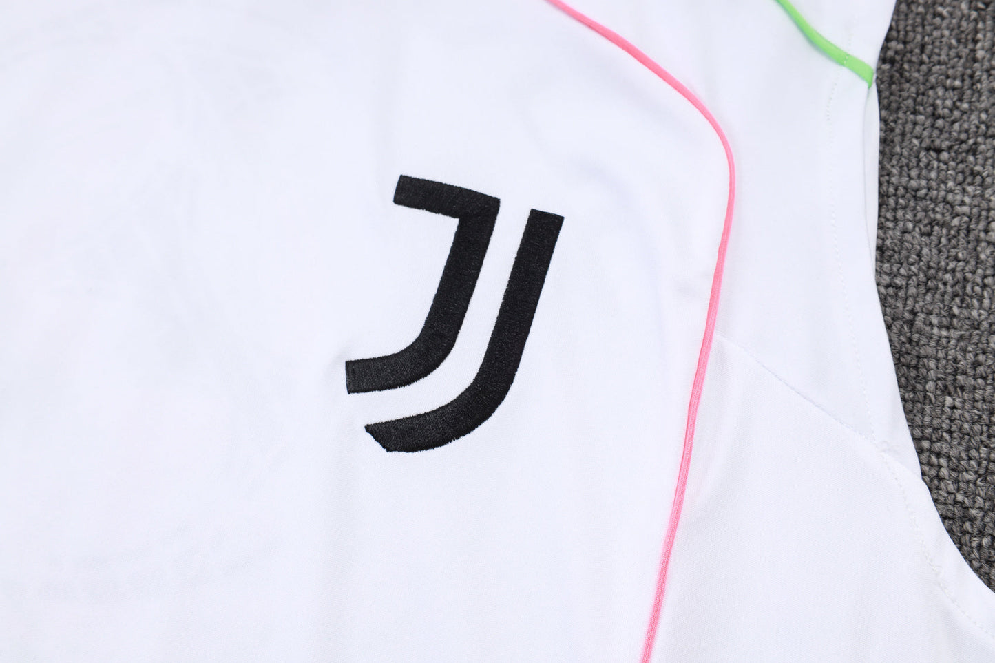 Juventus Sleeveless Training Kit - Retro Home