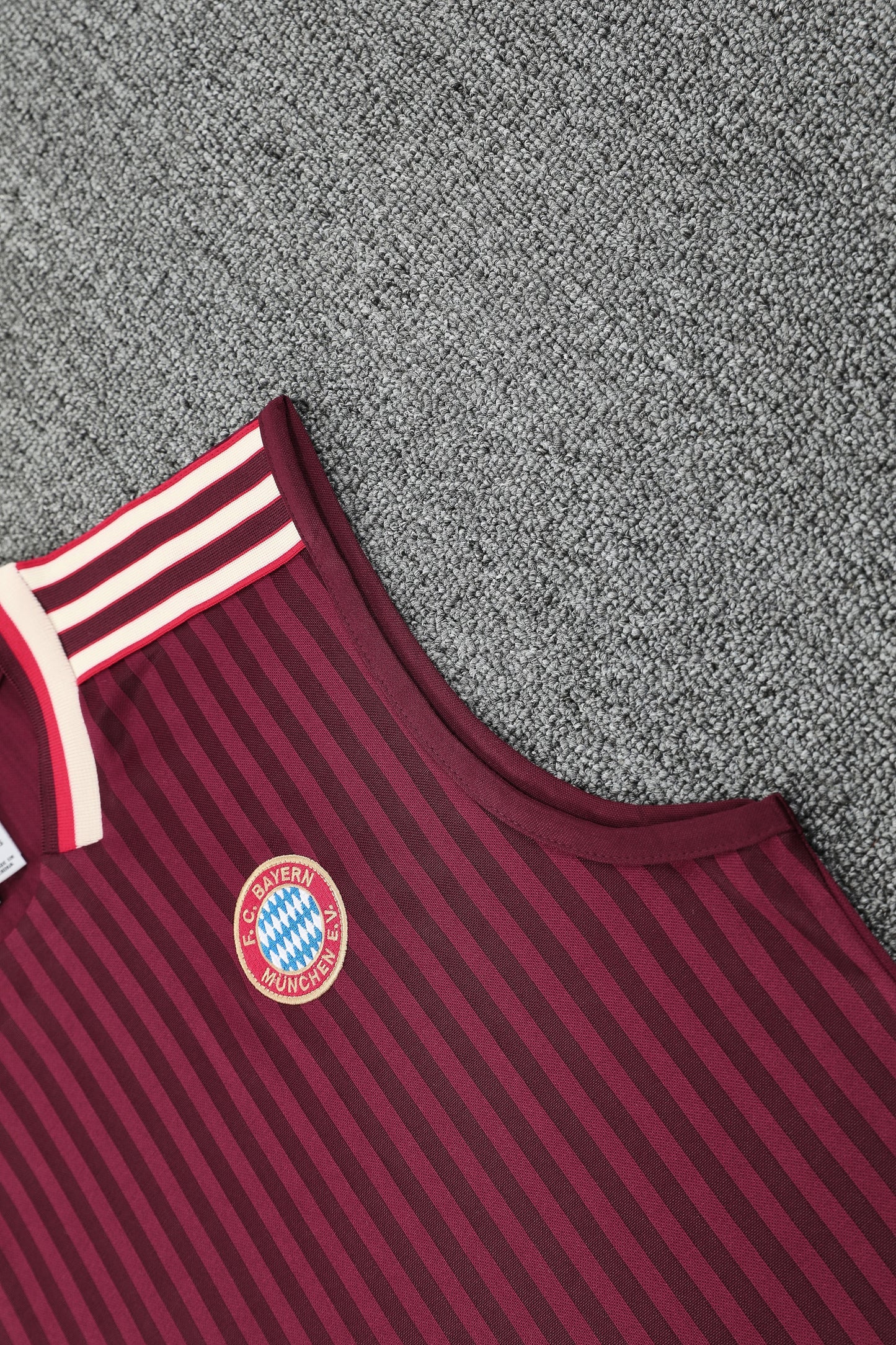 Bayern Sleeveless Training Kit burgundy