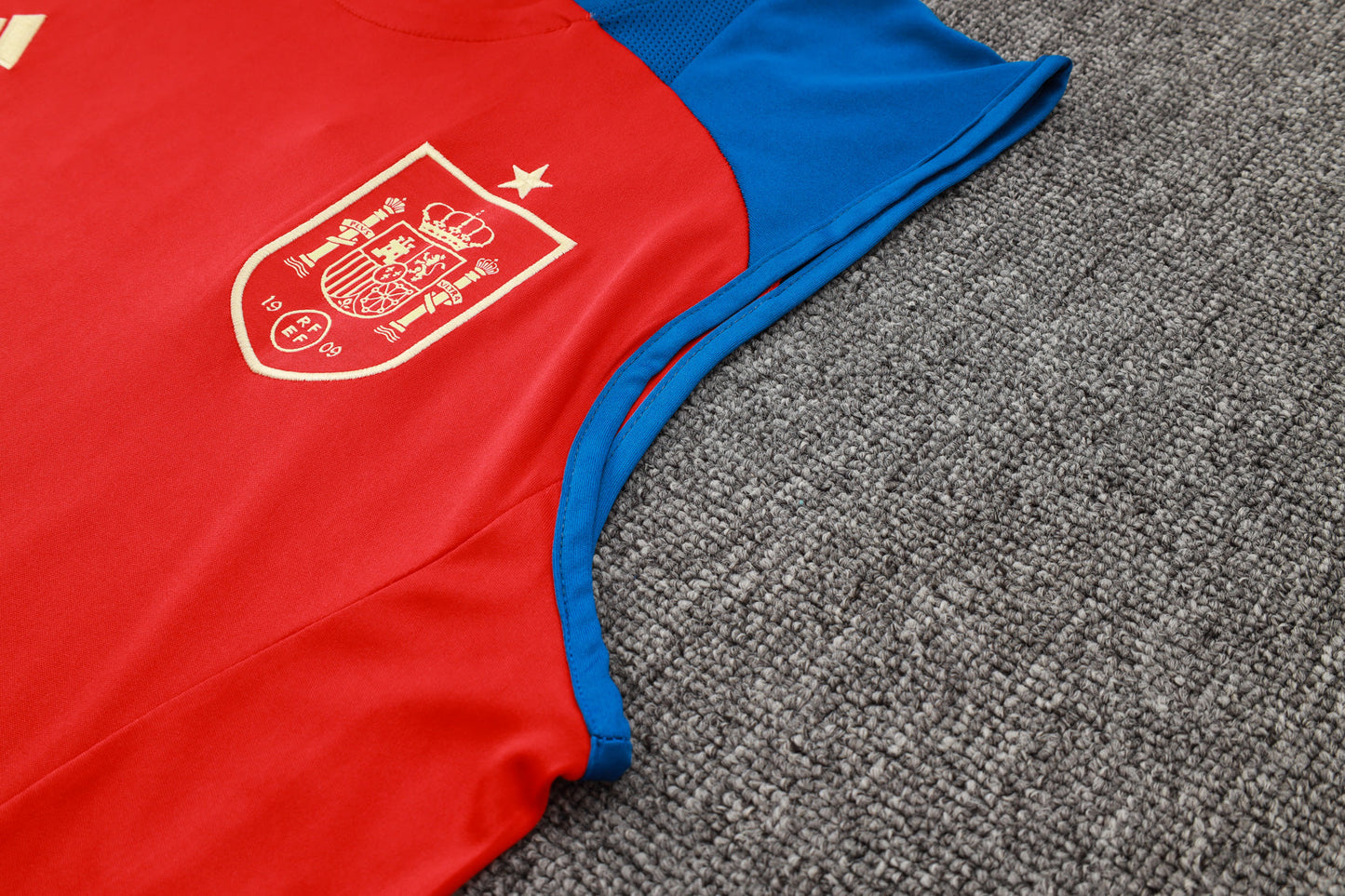 Spain Sleeveless Training Kit - Red/Blue