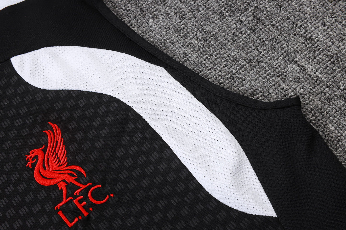 Liverpool 2627 Sleeveless Training Kit 1