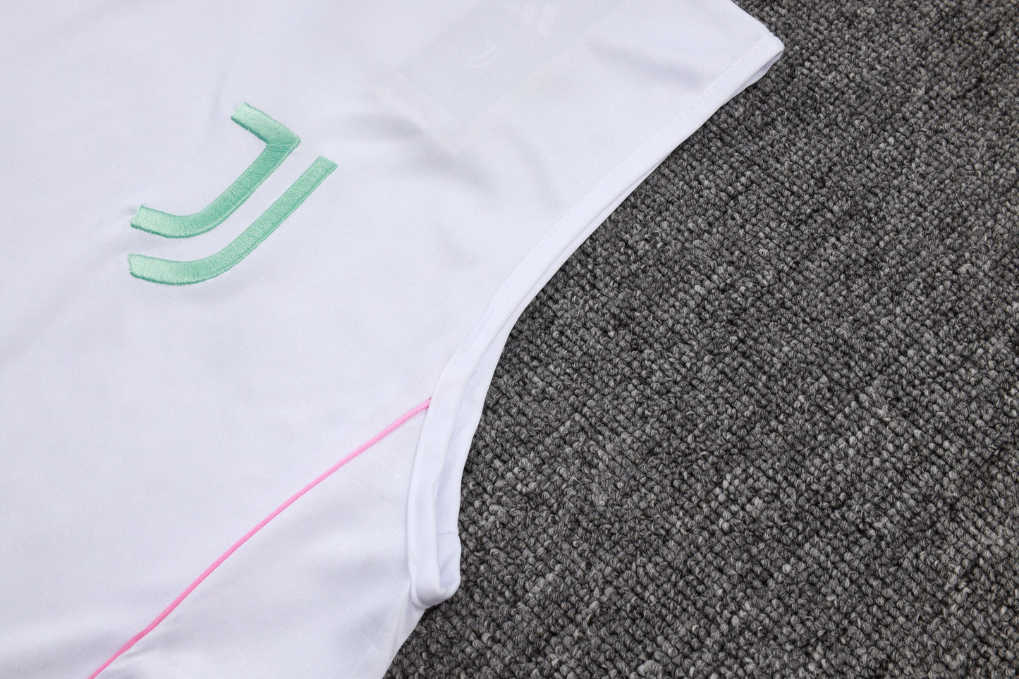 Juventus Sleeveless Training Kit -  White/Pastel