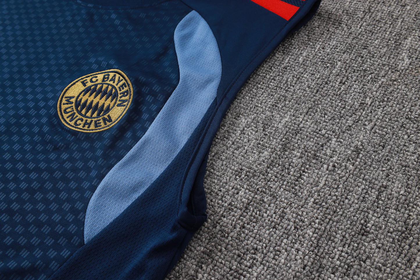 Bayern 2627 Sleeveless Training Kit